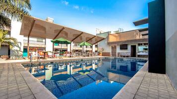 حمّام سباحة خارجي، مظلات على حمّام السباحة، مقاعد للتشمس