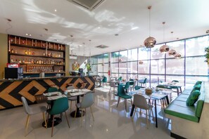 Breakfast, lunch, dinner served; Mexican cuisine - InHouse Hotel Culiacán (Culiacán)