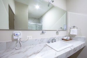 Een douche, gratis toiletartikelen, een haardroger, handdoeken