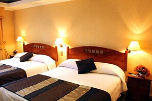 高级双人房, 2 张双人床 | 客房内保险箱、办公桌、免费 WiFi