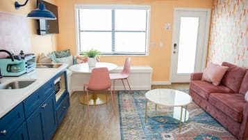 Standard Queen Room Gulf Front 22 | Individually decorated, individually furnished, iron/ironing board