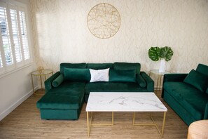 Zimmer | Wohnbereich | Flachbildfernseher