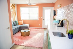 Standard Queen Room Gulf Front 21 | Individuell dekoriert, individuell eingerichtet, Bügeleisen/Bügelbrett