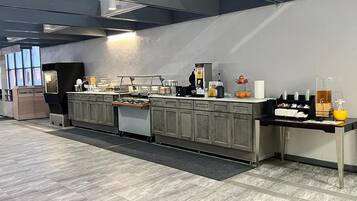 Termasuk sarapan penuh setiap hari