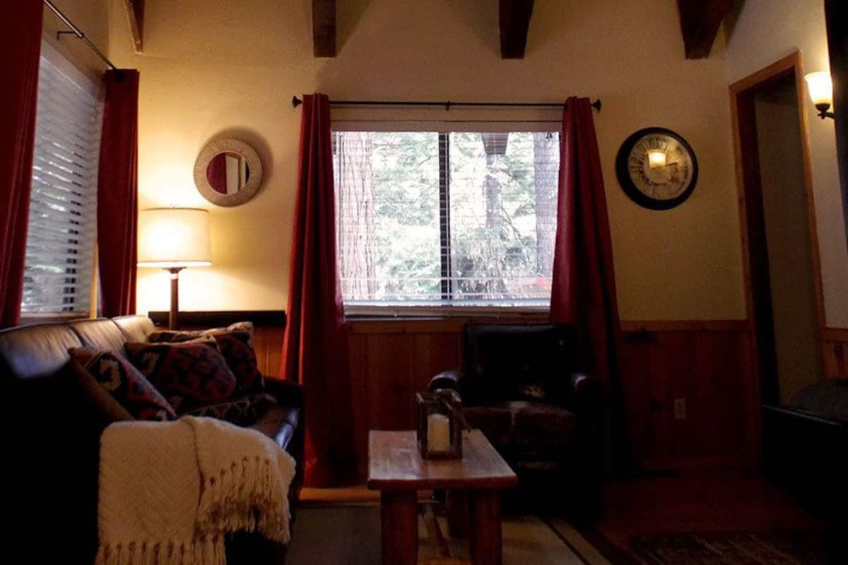 Cabaña Prestigio, 2 habitaciones | Área de sala de estar | Televisión de pantalla plana y chimenea