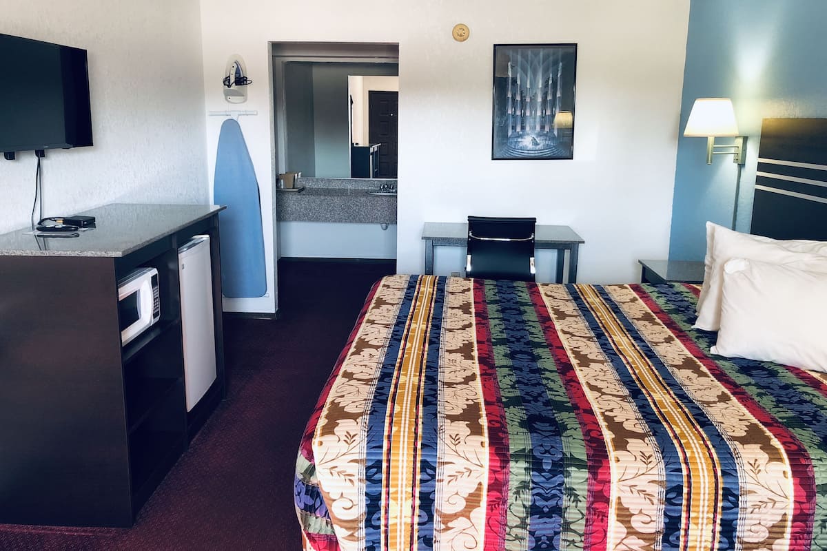 Room, 1 King Bed, Non Smoking | Desk, iron/ironing board, free WiFi, bed sheets