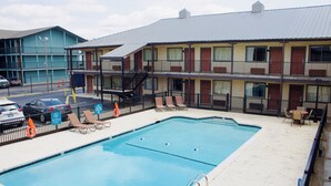 Un hôtel doté d’une piscine, de plusieurs balcons et d’un parking.