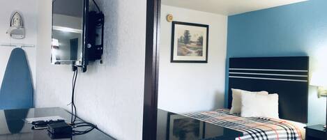 Meja, seterika/papan seterika, Wi-fi percuma, cadar katil