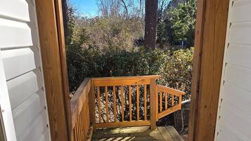 Quarto solteiro conforto, 1 cama Queen, geladeira, vista para o jardim | Terraço/pátio