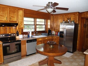 Grand réfrigérateur, micro-ondes, four, plaque de cuisson