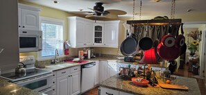 Economy Twin Room | Shared kitchen facilities