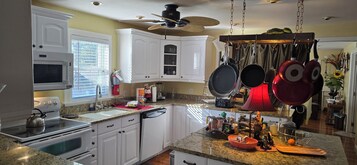 Economy Twin Room | Shared kitchen facilities | Full-size fridge, microwave, oven, stovetop