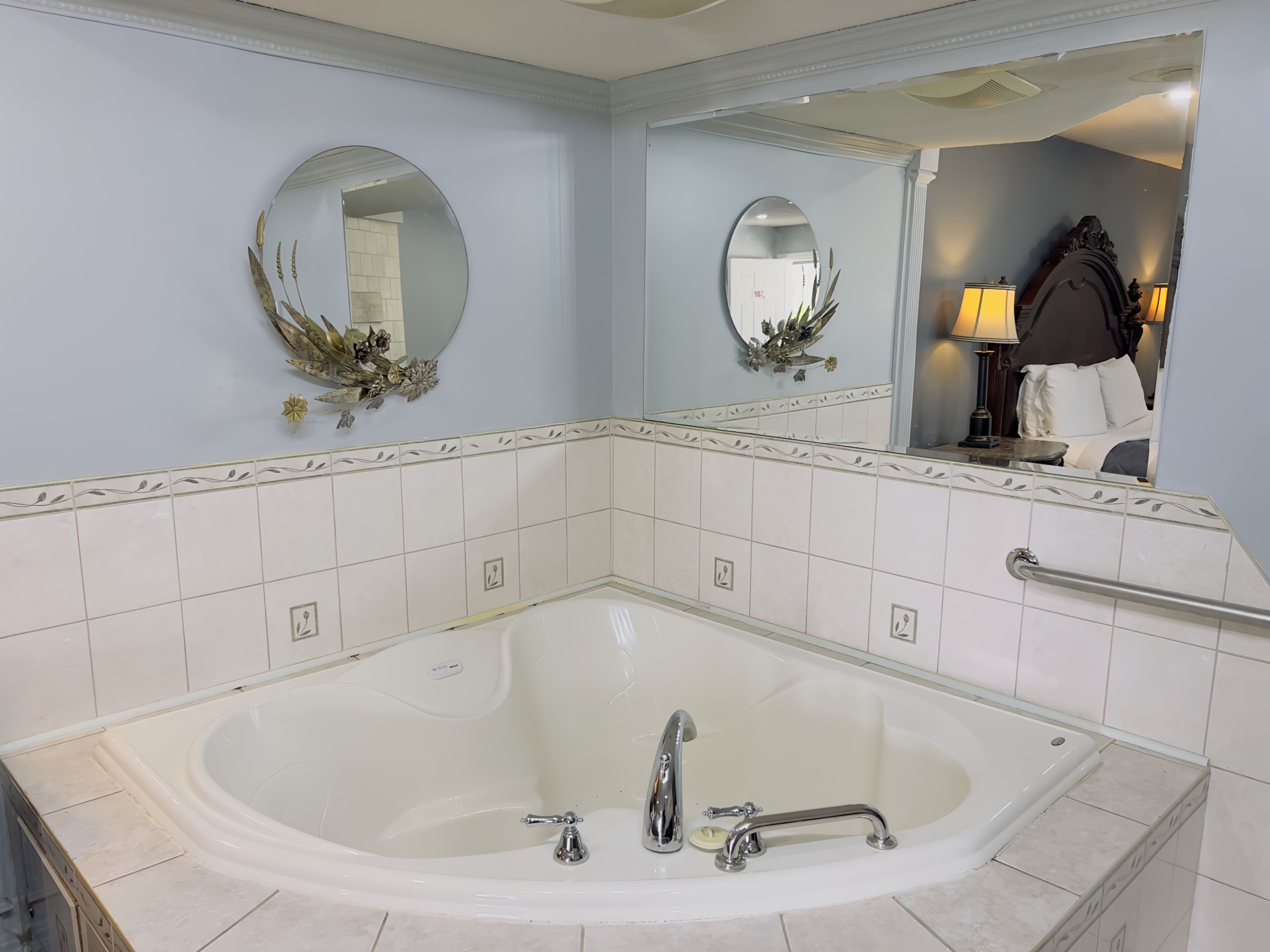 Habitación Confort | Baño | Ducha y bañera combinadas, bañera profunda, secador de pelo y toallas