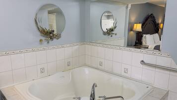 Habitación Confort | Baño | Ducha y bañera combinadas, bañera profunda, secador de pelo y toallas
