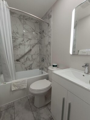 Bañera con ducha, bañera profunda, secador de pelo, toallas