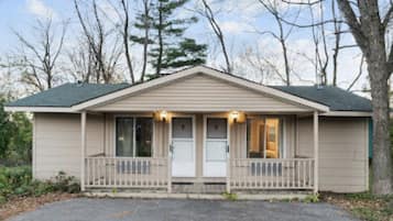 Cottage with King Bed and Kitchenette