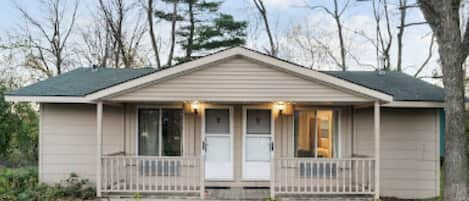 Cottage with King Bed and Kitchenette