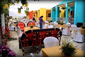 Breakfast and dinner served