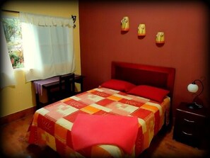 Skrivebord, strykejern/-brett og ekstrasenger (mot et tillegg)