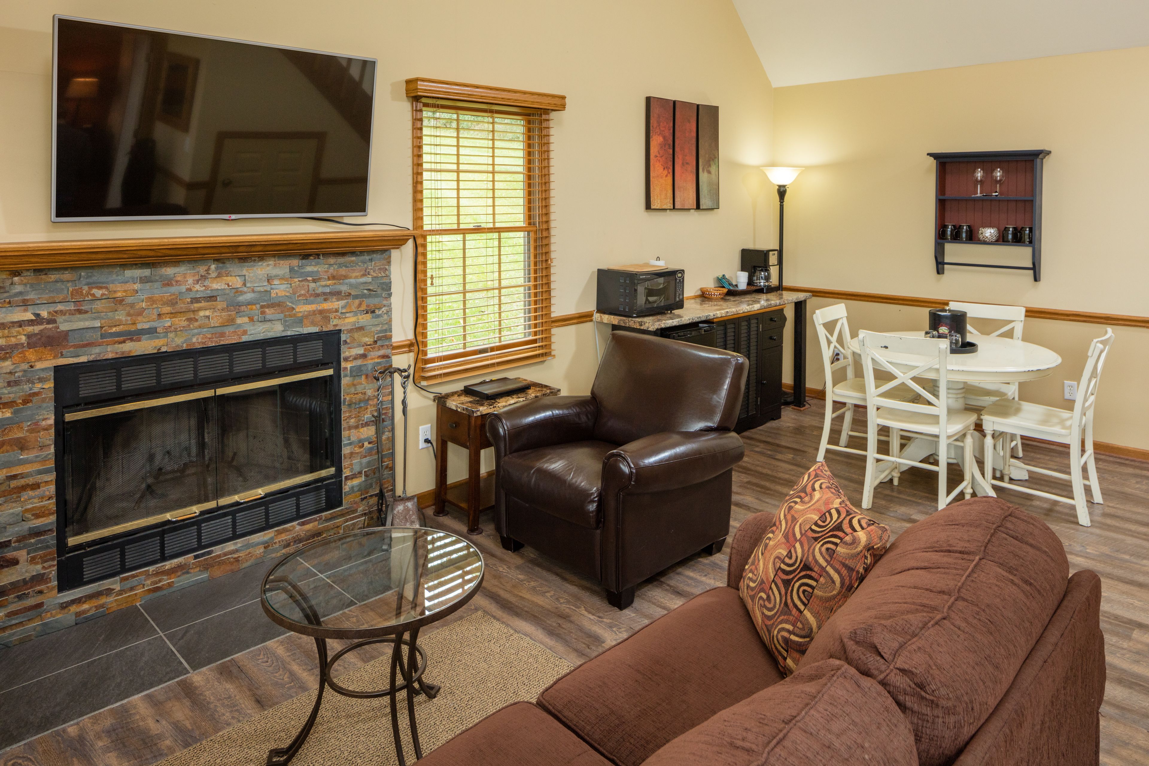 cottage, 2 queen beds, jetted tub | living area | flat-screen tv, fireplace, dvd player