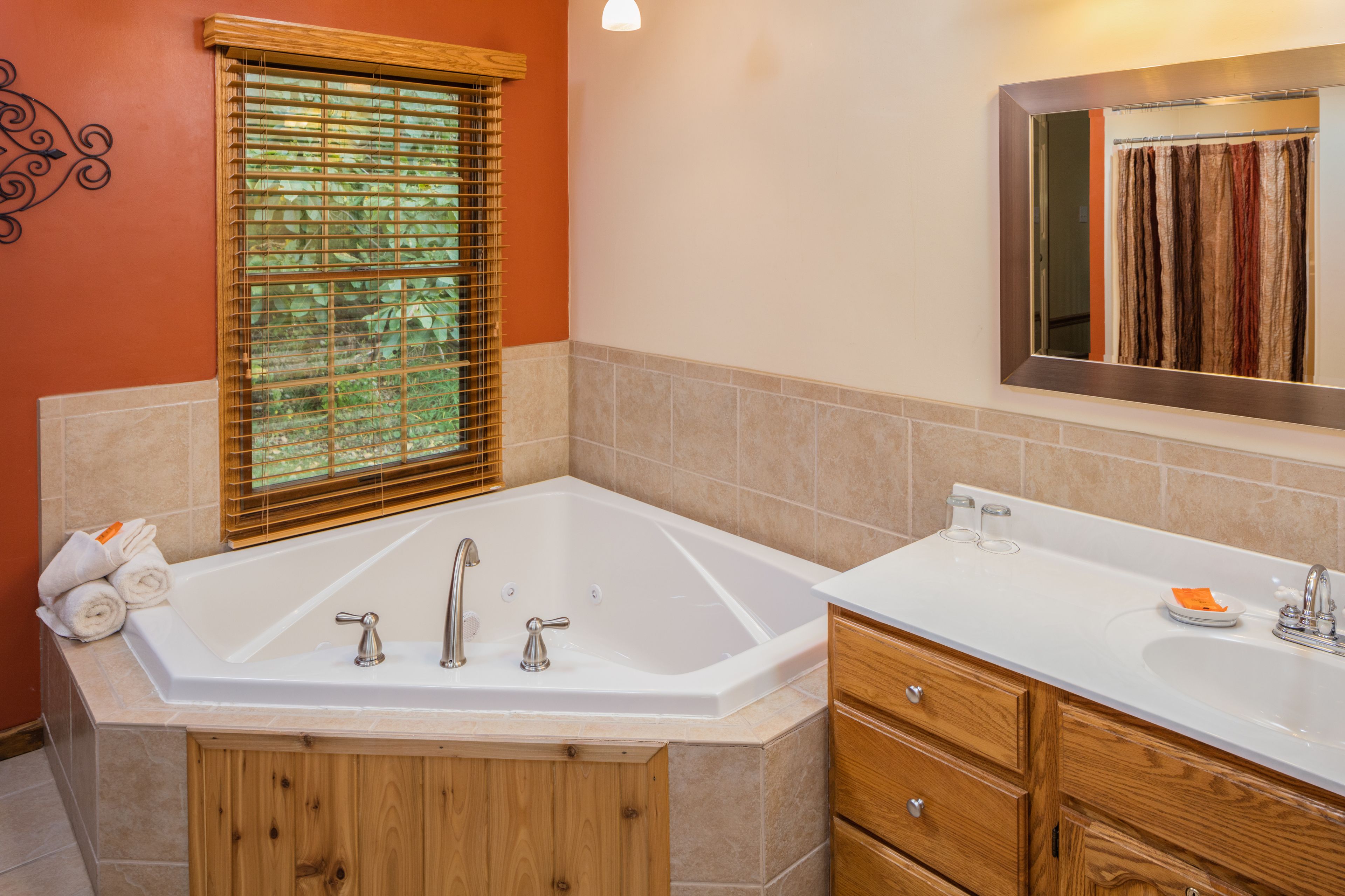 cottage, 2 queen beds, jetted tub | jetted bathtub