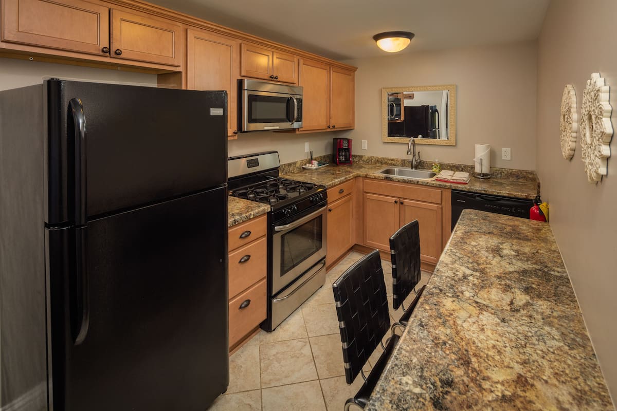 apartment, 3 bedrooms, garden view | in-room dining