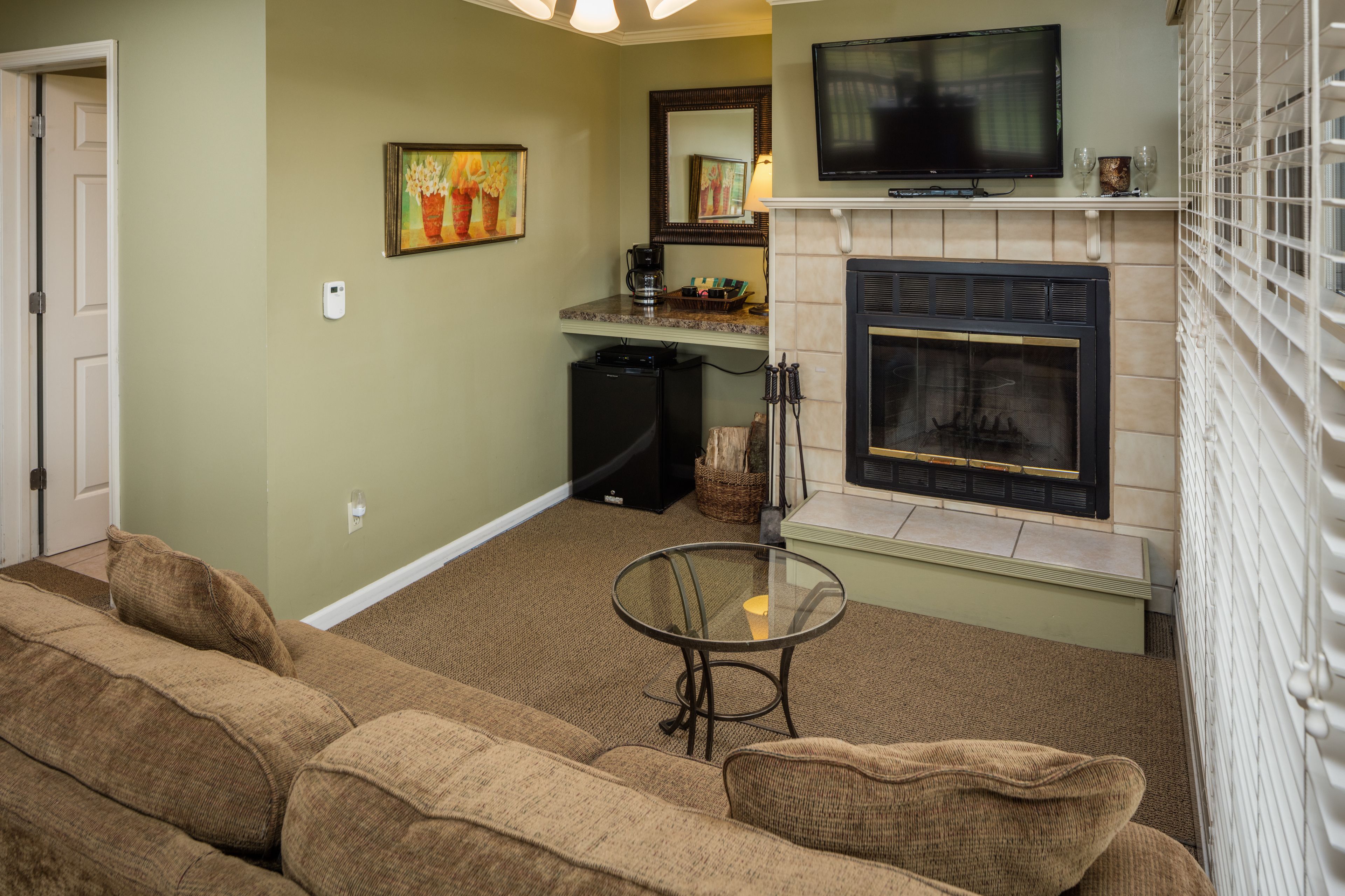 room, 1 king bed | individually decorated, individually furnished, iron/ironing board