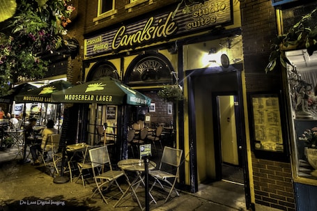 Fachada de la propiedad. Canalside Restaurant, Inn & Kitchen store