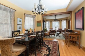 Classic Apartment, 3 Bedrooms, Garden Area | Living area | TV, Netflix, books, first-run films - Chicago Guest House Wrigleyville (Chicago)