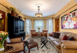 Classic Apartment, 3 Bedrooms, Garden Area | Living room | TV, Netflix, books, first-run films - Chicago Guest House Wrigleyville (Chicago)