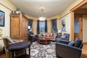 Classic Apartment, 5 Bedrooms, Garden Area | Living room