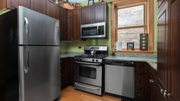 Classic Apartment, 3 Bedrooms, Garden Area | Private kitchenette | Fridge, microwave, oven, stovetop