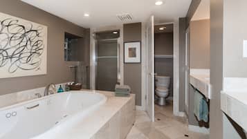 Classic Apartment, 5 Bedrooms, Garden Area | Deep-soaking bathtub