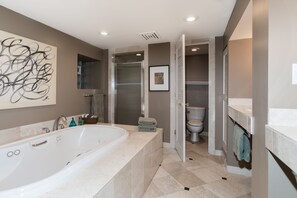 Classic Apartment, 5 Bedrooms, Garden Area | Deep-soaking bathtub