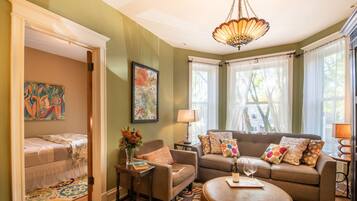 Flat-screen TV, Netflix, first-run movies, pay movies