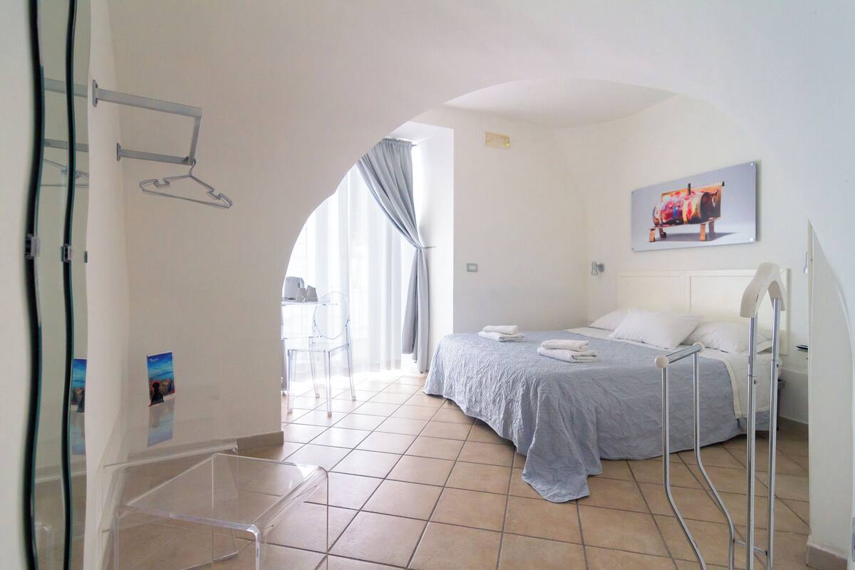 Premium bedding, desk, soundproofing, WiFi (free)