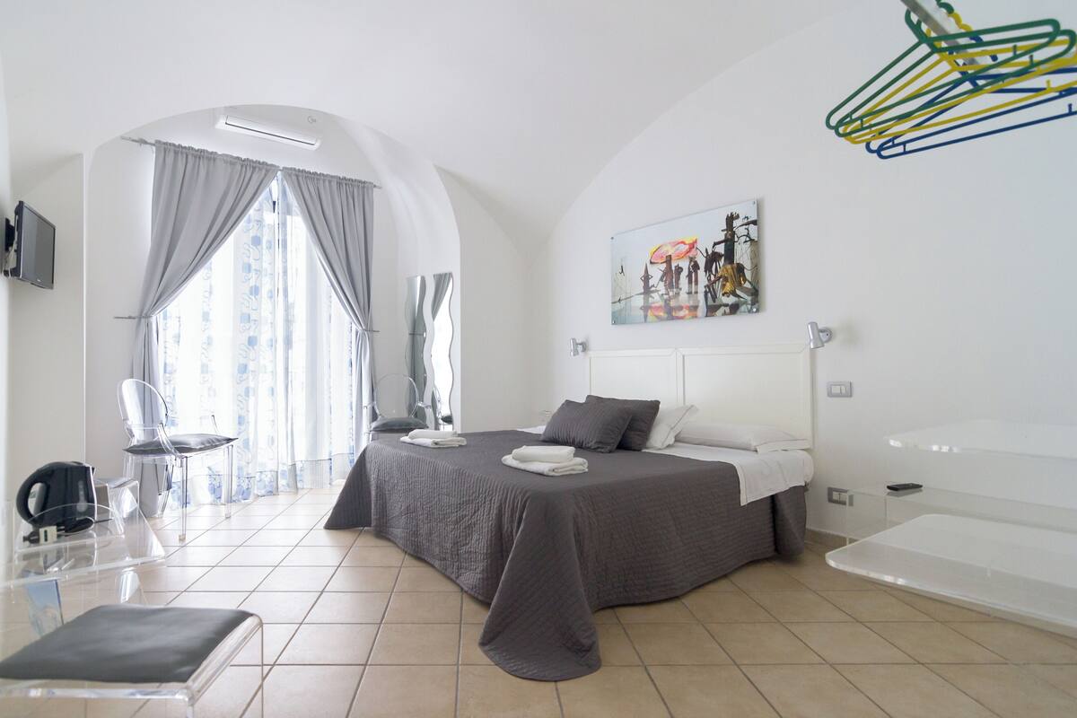 Premium bedding, desk, soundproofing, WiFi (free)
