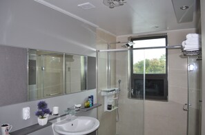 Island | Baño | Regadera, regadera tipo lluvia, amenidades de baño gratuitas 
