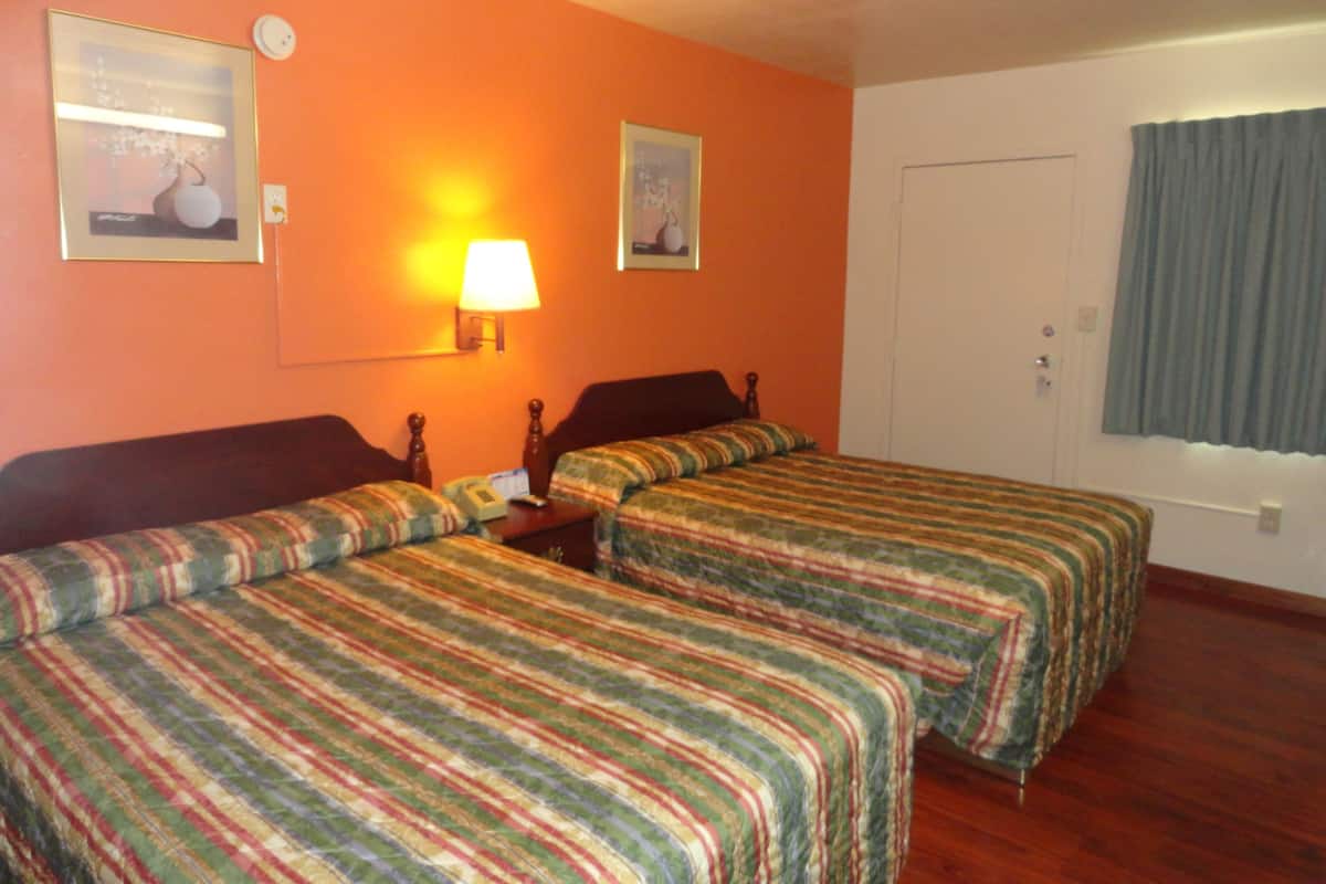 Habitación, 2 camas matrimoniales | Escritorio, wifi gratis y ropa de cama