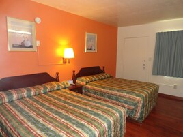 客房, 2 张双人床 | 办公桌、免费 WiFi、床单