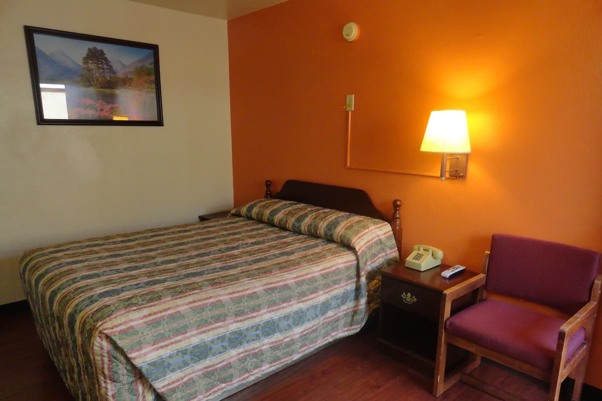 Habitación, 1 cama Queen size | Escritorio, wifi gratis y ropa de cama