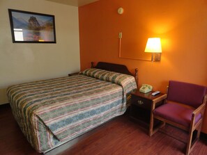 Zimmer, 1 Queen-Bett | Schreibtisch, kostenloses WLAN, Bettwäsche