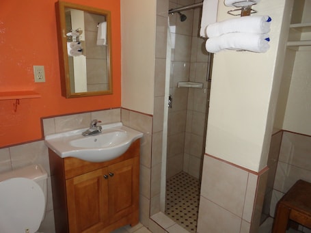 Free toiletries, hair dryer, towels. Sunset Motel