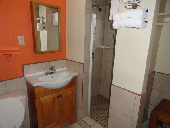 Amenidades de baño gratuitas, secadora de cabello, toallas 