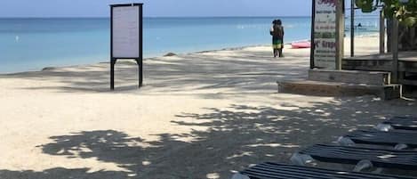 Plage privée, sable blanc, serviettes de plage, massages sur la plage