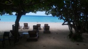 Pantai pribadi, pasir putih, handuk pantai, dan pijat di pantai