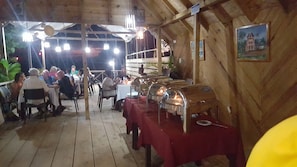 Se sirven desayunos y cocina internacional, con vista a la playa