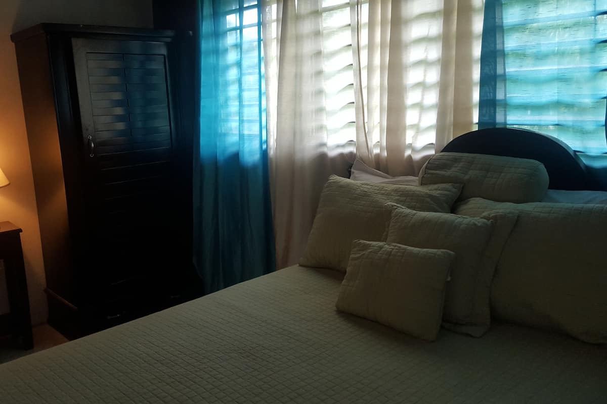 1 habitación, muebles diferentes y cortinas blackout