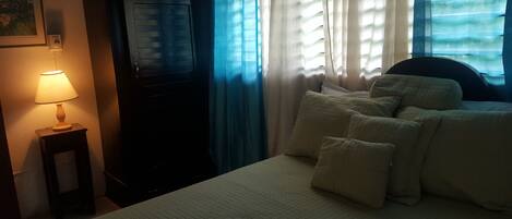 Economy Cottage, 1 Queen Bed | Individually furnished, blackout drapes, soundproofing