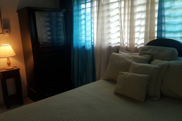 كوخ اقتصادي - سرير كبير | 1 غرفة نوم وطراز فريد لكل وحدة وستائر تعتيم وتجهيزات عازلة للصوت